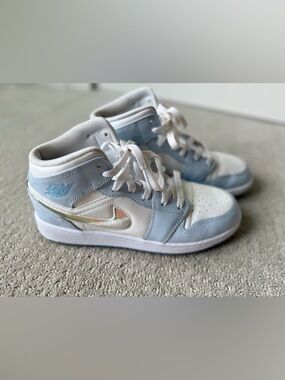 Nike Kids High-Top JordanSneakers in Light Blue and White with Iridescent Swoosh